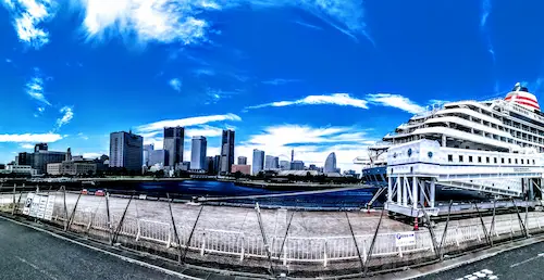 みなとみら大さん橋のウッドデッキから空を見上げる風景画像