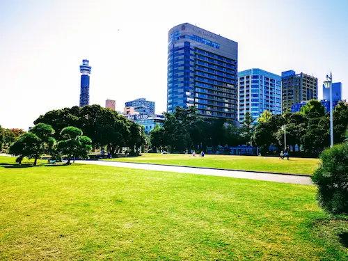 山下公園の芝生が広がる風景画像