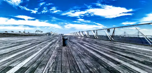 みなとみら大さん橋のウッドデッキから空を見上げる風景画像