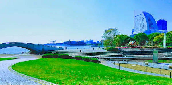 みなとみらい臨港パークと海辺の画像