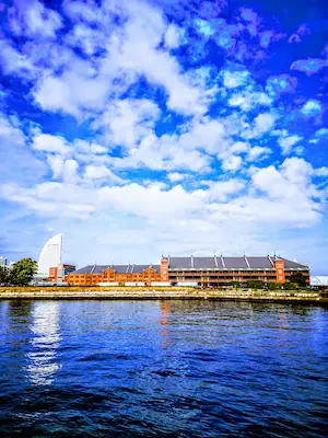 みなとみらい赤レンガ倉庫を海側から見渡す風景画像