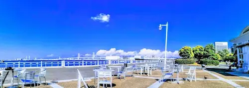 山下公園のテラス席がある場所から海を望む風景画像