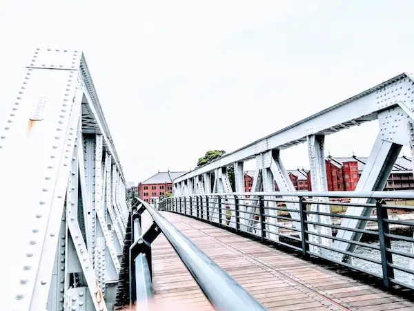 みなとみらい万国橋から赤レンガ倉庫を望んだ風景画像