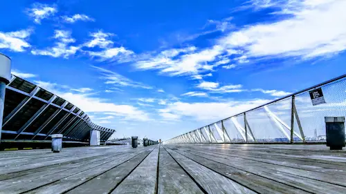 みなとみらい大桟橋のウッドデッキの全景画像