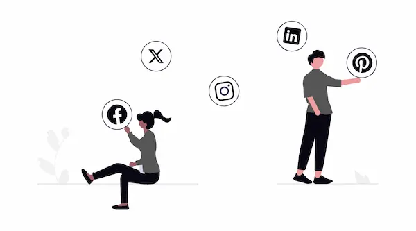 大学職員の広報課で国際的なSNS戦略をチームミーティングする人のイメージ画像